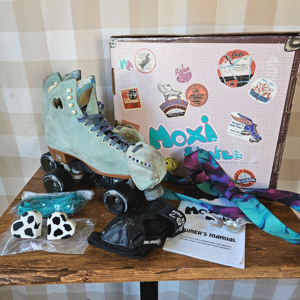 Moxi Lolly Floss Roller Skates Suede Quad Skates Size 8 Box Acessories Bundle